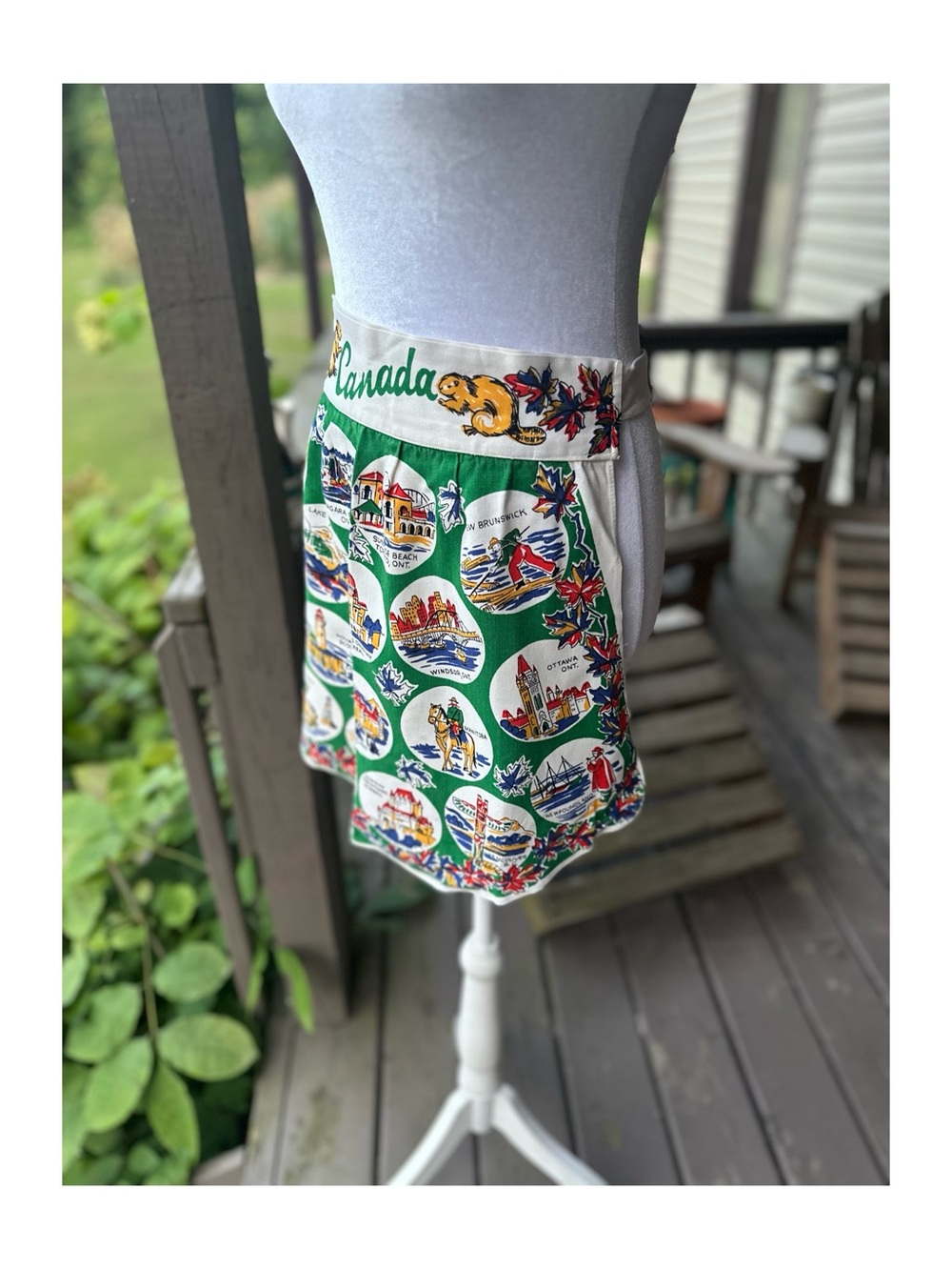 Vintage Souvenir Women’s Half Apron with Pictorial Print of Canadian Landmarks